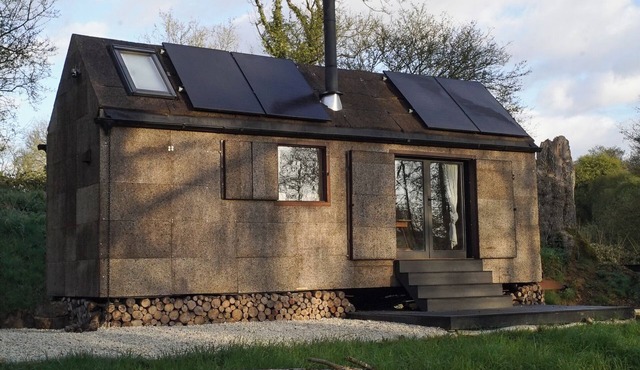 Off-grid Cabin, Outdoor Bath, 15 min from Bruton