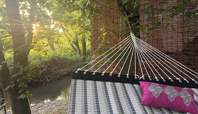 Off-grid creekside treehouse w/fire-pit, hammock