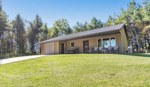 Off-Grid Family Farmstead Retreat. Farm Tours + Animal Feeding, Pet Friendly!