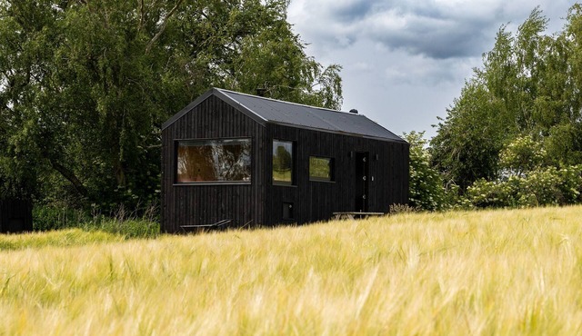 Off-Grid Family Retreat with Sauna Access in Cheshire