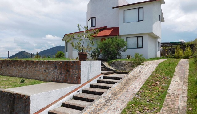 Off-grid Getaway House, Cozy & Spacious! Excellent view of Ixtlahuaca Valley