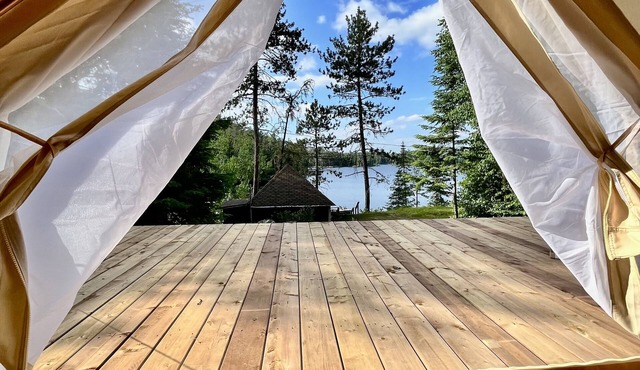 Off Grid Glamping Tent with shared Hot tub, and Sauna!