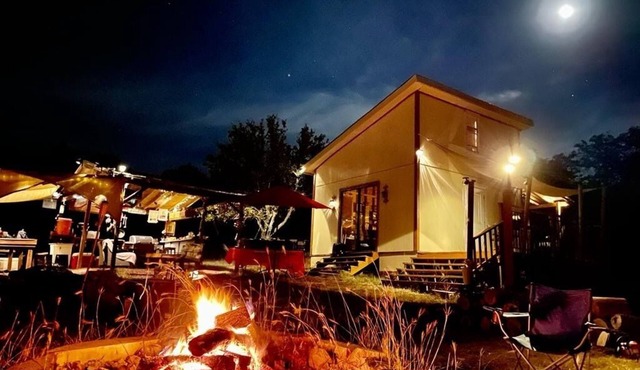 Off grid Glamping cabin. 45 min from north Austin 5 min to Lake Travis