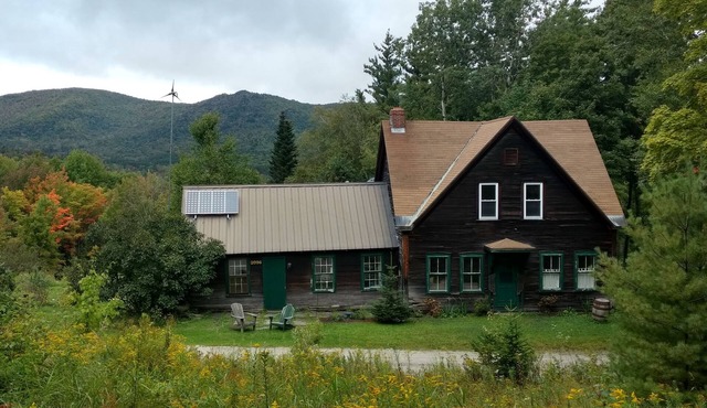 Off Grid Mountain Farmhouse with amazing views, soaking tub, seclusion, internet