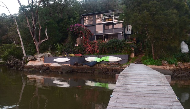Off grid river house at Beauty Point - instant relaxation - boat access only