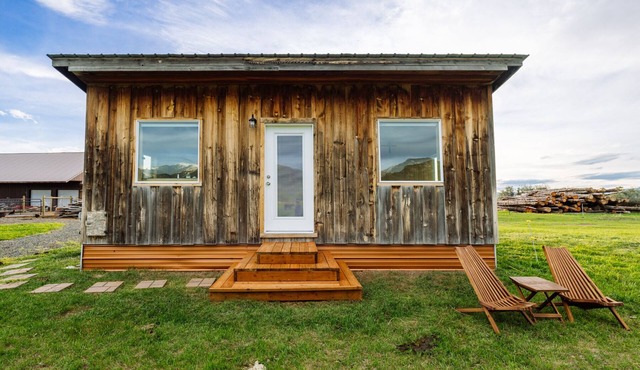 Off-grid tiny home farm stay with incredible mountain views!