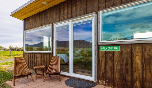 Off-grid tiny home in apple orchard with million-dollar mountain views!