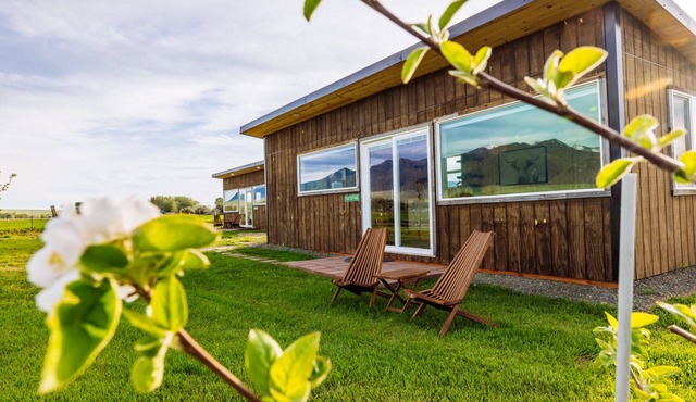 Off-grid tiny home in apple orchard with million-dollar mountain views!