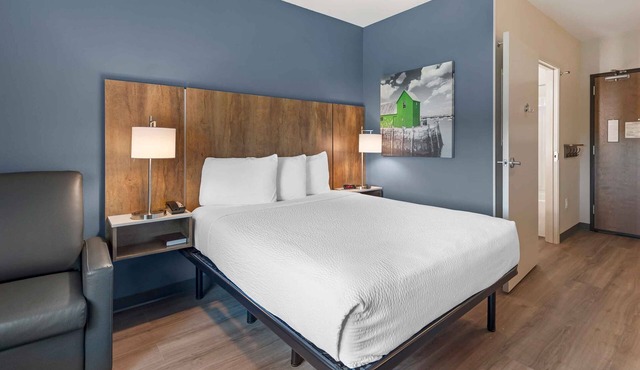 Off I-240 - Charming Suites with Full Kitchens & Ample Workspaces for Guests