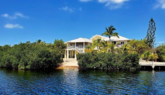 %OFF LUXURY HOME, WATERFRONT, 5 MINS FROM OCEAN, 80FT DOCK, HOT TUB