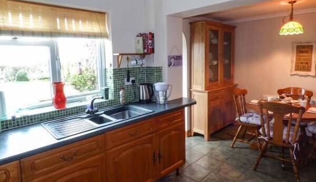 OFF PUDDLE HILL, family friendly, with a garden in Hixon