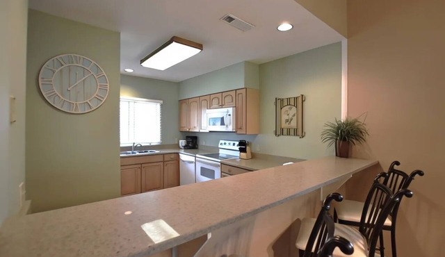 OFF SEASON DISCOUNT! 2-bed/2 bath villa in Hilton Head Island walk to beach!