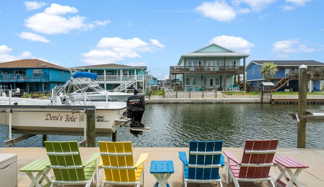 Off the Charts | Canal Front, Boat Dock + Kayaks!