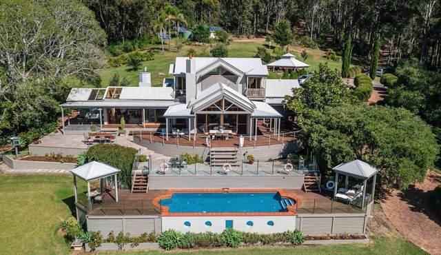 OFF THE GRID-CELEBRITY LUXURY