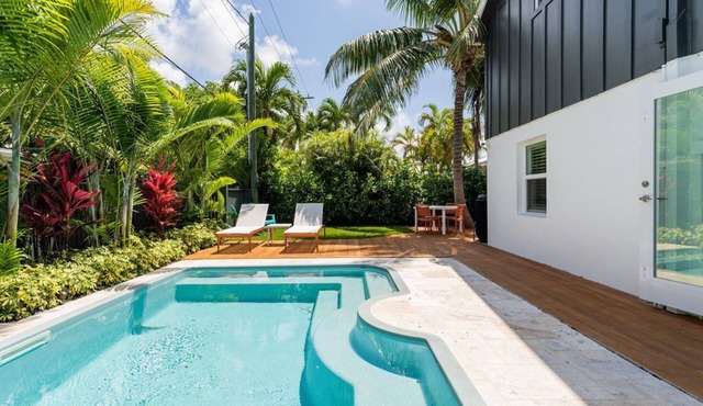 OFF THE HOOK - 3 Bedroom/3 Bathroom W/Pool & Parking