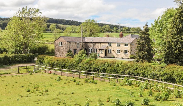 OFFA'S COTTAGE, pet friendly, character holiday cottage in Oswestry