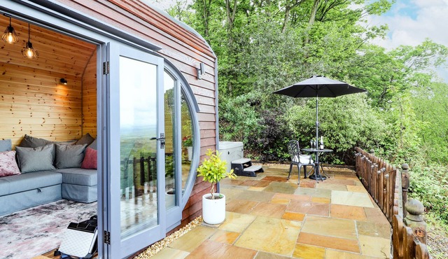 OFFAS DYKE ESCAPE, romantic, luxury holiday cottage in St Asaph