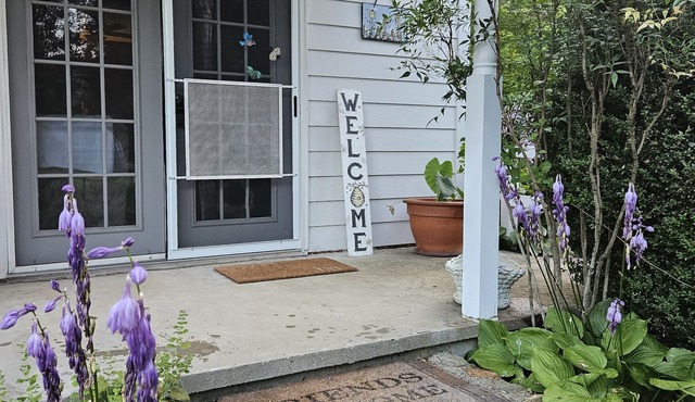 Offer discounts! Dog friendly Country home sitting between 2 mountains