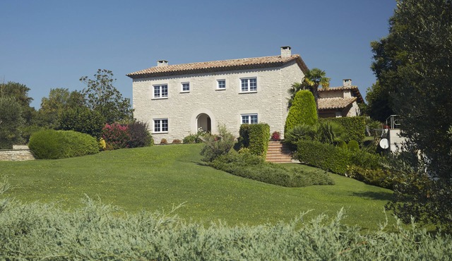 OFFER: Exclusive rural house with large garden, spectacular pool and spa.