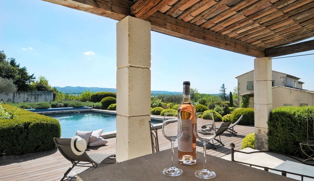 Offers an ideal holiday set in the peaceful countryside of St Remy de Provence
