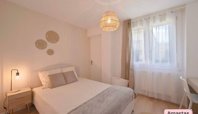 Offers a room in an apartment