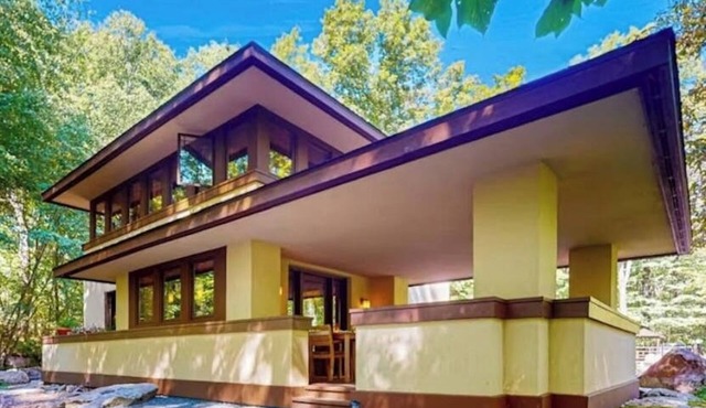 Official Fallingwater Lodging Partner—Just 32 miles away
