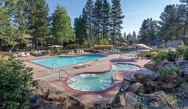 OFFICIAL LISTING | WorldMark Bend - Seventh Mountain Resort 2BR w/Pool & More!