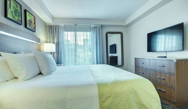 OFFICIAL LISTING | Wyndham - Desert Rose 1 Bed Suite Near Strip w/Full Kitchen