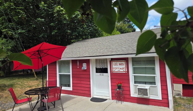 Offut Lake! Pet friendly cottage with lake access. Bring your fishing rod!