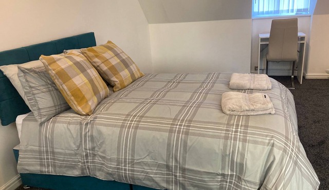 Ogden- Delightful 4 Bed House, Sleep 8 Short and Long Stay