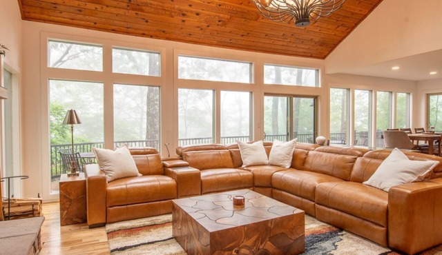 Oh Deer NEW LUXURY-renovated, hot tub/sauna, views