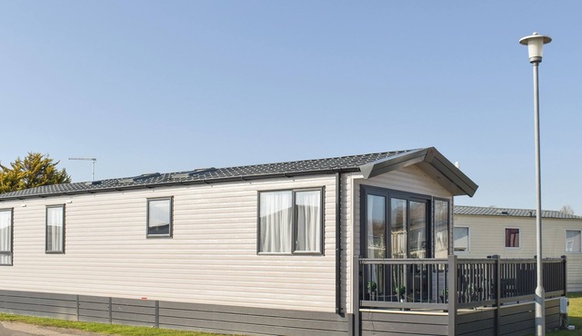 Oh I do like to be beside the seaside.