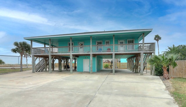 Ohana GetAway is the perfect tropical retreat for your party of 10—and it’s pet