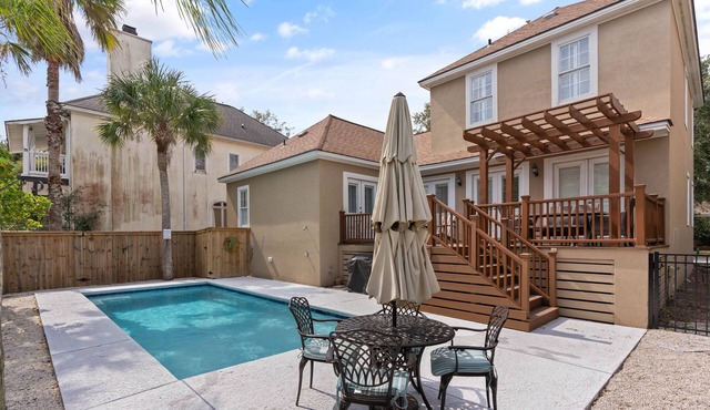 Ohhh so close to the Village with a POOL! Sleeps 8