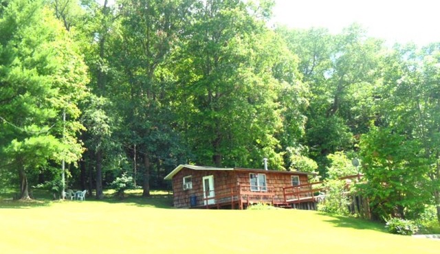 Ohio Cabin near Amish Country Pro Football HOF Hiking trails Near lake Fire Pit.
