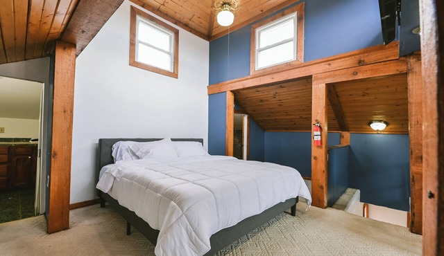 Ohio City Home with Hot Tub Sleeps 8 + 2 more futons. Near Cleveland Attractions