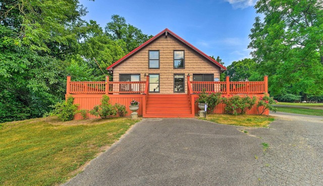 Ohio River Views: Home w/Fireplace & Deck!