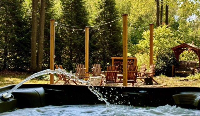 Ohiopyle/Fallingwater Stargazers Cozy Cabin Covered Hot Tub/Fire Pit/Sleeps 5