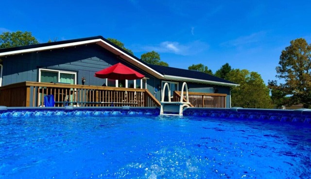 Ohiopyle Getaway/Hot Tub/Pool/Lit Firepit/Grill/Beautiful Yard/4 Bdr 2 Bth