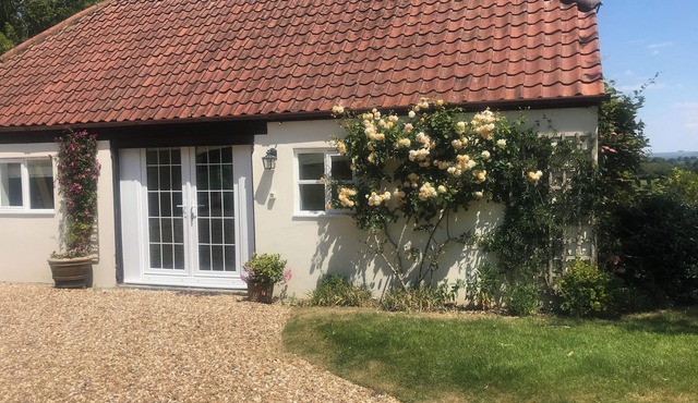 OKE APPLE COTTAGE, pet friendly, with a garden in Okeford Fitzpaine