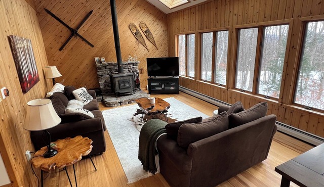 Okemo Mountain Ski Lodge - Sleeps 9, Hot Tub, Game Room, Pet Friendly!