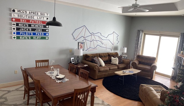 OKEMO SKI IN-OUT. Walk to Pool,Hottubs,bar,free e-car charger