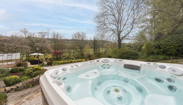 Oker Farm - a farmhouse that sleeps 12 guests in 5 bedrooms