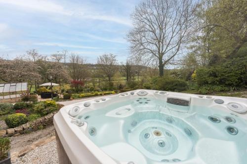 Oker Farm - Luxury farmhouse with hot tub in the Peak District