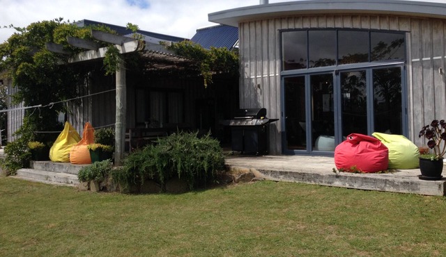 Okete Landing - Lifestyle retreat on Raglan harbour with grass tennis court.