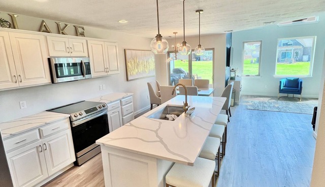 Okoboji Bliss: Luxury Lake Retreat, 3-BR, 2.5 baths, Pools, Family Fun!