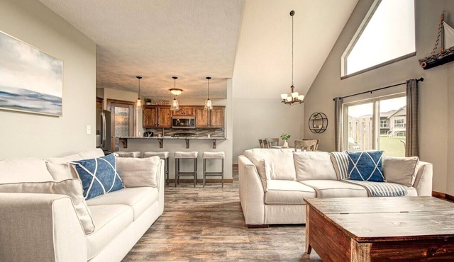 Okoboji Oasis: High-end cabin with pool, fire pit, and two king beds