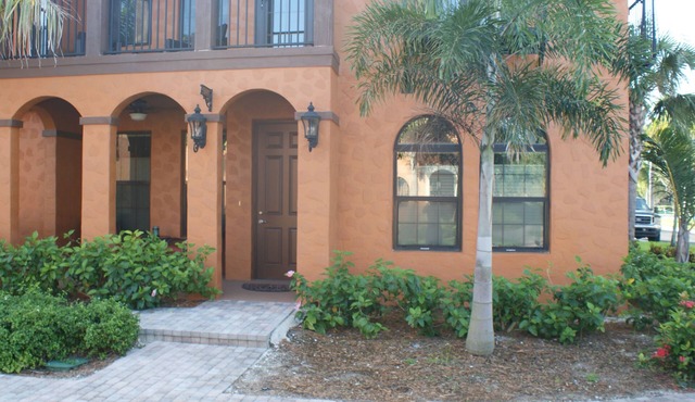 Olé Lely, Corner 2 Bedroom, 2 Bath, Sleeps 6. Professionally Decorated.1st Floor