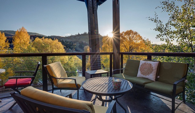 OL301 | Stunning Urban Loft | Downtown Location | Free City Bus | Views