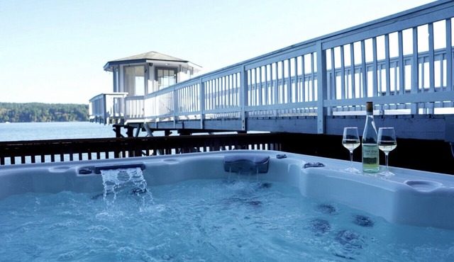 Olalla Bay Waterfront Stay w/Beach, Kayaks & Hot Tub